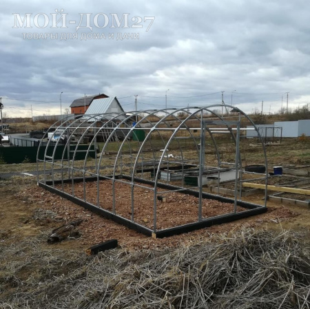 Теплица Крепче Усиленная 6 метров с поликарбонатом | Мой-Дом27 | Каркас изготовлен из оцинкованной замкнутой трубы 30*20 мм.<br>
 Ширина - 3 метра. Высота - 2,1 метра. Длина 6 метров. <br>
 Выдерживаемая снеговая нагрузка - 230 кг/м2. Выдерживаемая ветровая нагрузка - до 28 м/с.<br>
 <b>ЦЕЛЬНОСВАРНЫЕ ТОРЦЫ и ДУГИ. Расстояние между дугами 0,65 метра.</b><br>
 Толщина металла дуг 1 мм. Ширина двери 0,96 метра.<br>